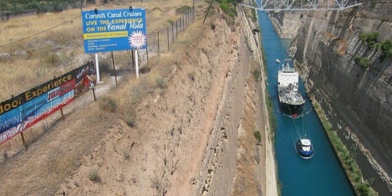 Mit dem Kreuzfahrtschiff durch den Kanal von Korinth Mit dem Kreuzfahrtschiff durch den Kanal von Korinth