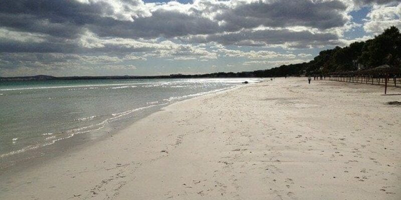 Wie lang ist der Strand von Alcudia?