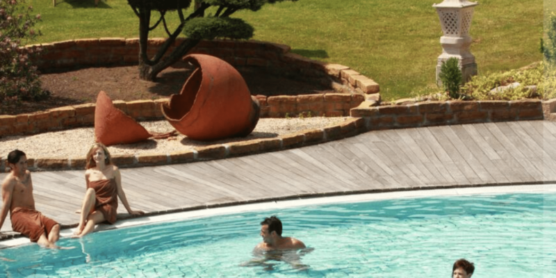 Sich im Innen sowie auch im Außenpool erholen 