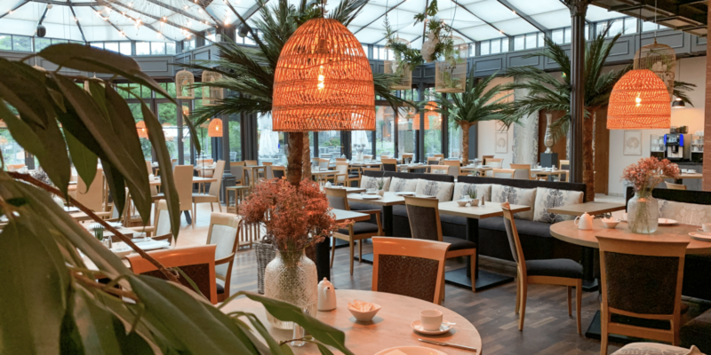 Sich im Niedernberg Seehotel Restaurant verköstigen