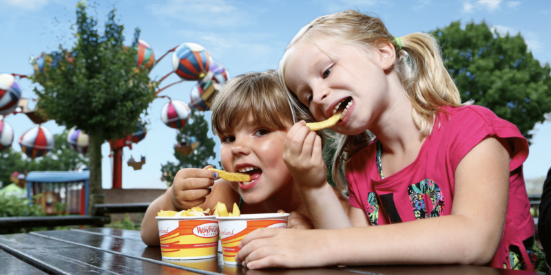 Sich im Freizeitpark lecker verköstigen