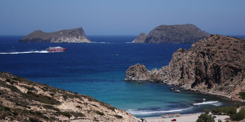 Dieser traumhafte Strand auf der Insel Lefkada, Milos Beach, zeichnet sich durch sein malerisches Panorama aus. Das klare, türkisblaue Wasser trifft auf feinen Sand und beeindruckende Felsformationen, die perfekt für entspannte Strandtage und abenteuerliche Erkundungen sind.