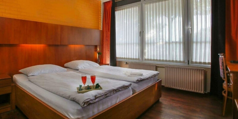 Mit Übernachtung in einem Hotel