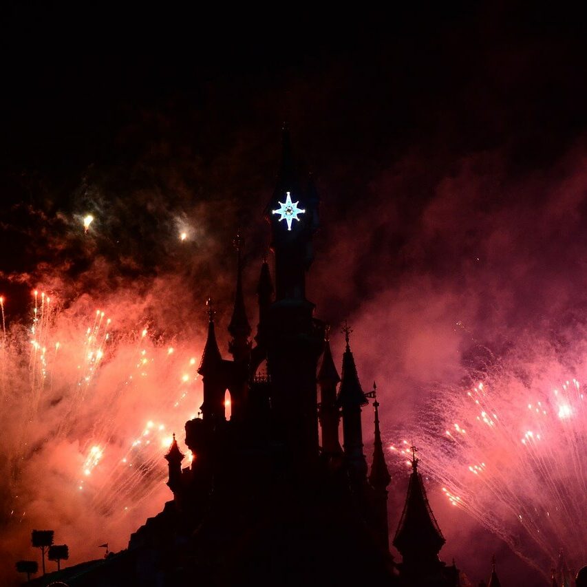 Disney Schloss bei Nacht mit Feuerwerk
